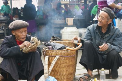 Au restaurant au marché du district, assis sur des petits bancs