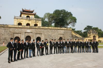 Etudiants fêtant la fin de leurs études devant l’ancienne citadelle de Thang Long – Nov.2013