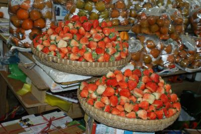 Fraises et kakis sur le marché