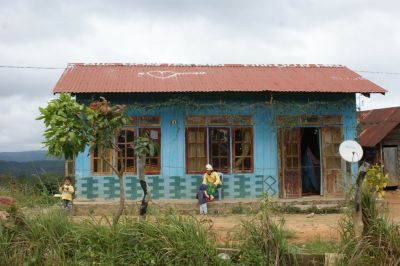 Maison de minorité ethnique au bord de la route de Dalat à Nha Trang