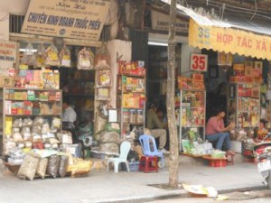 La rue Lan Ông, en plein cœur de Hanoi, où sont vendus des médicaments à base de plantes médicinales