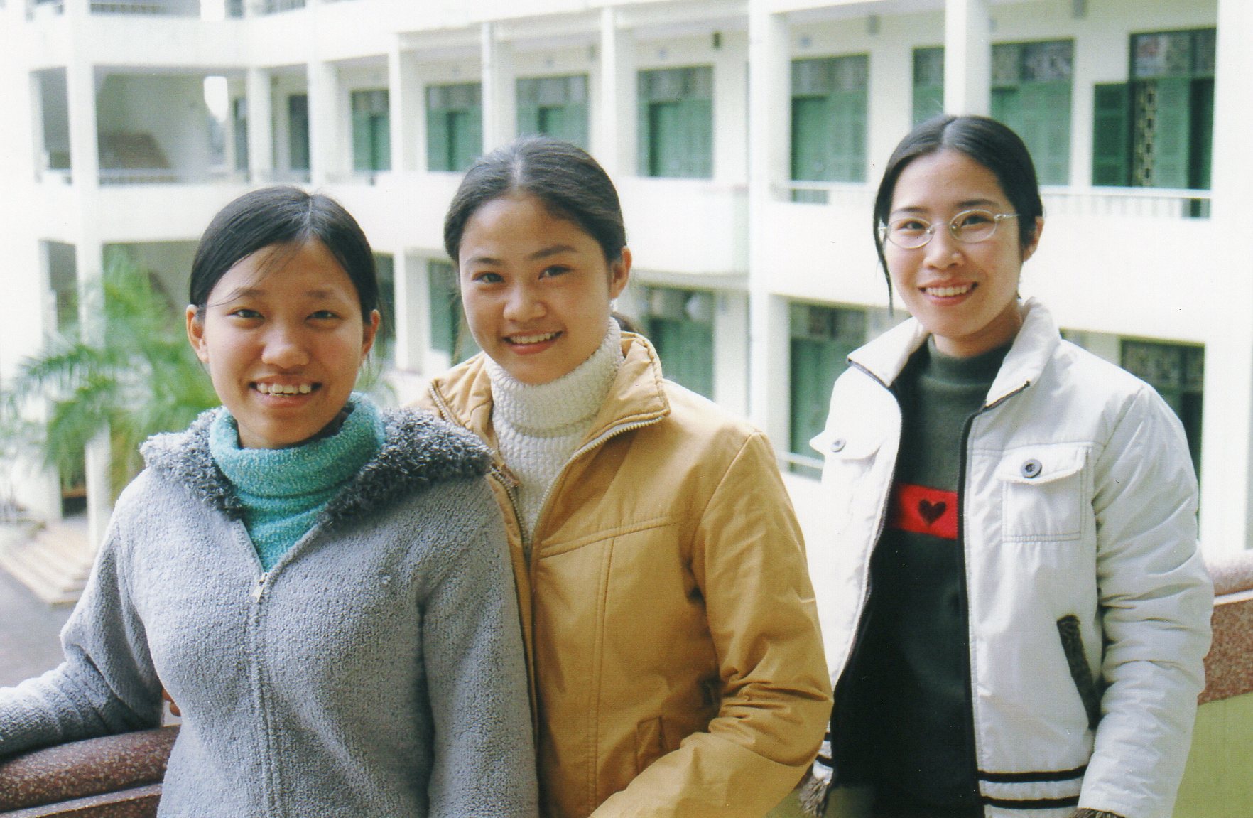 Etudiantes de 1ère année : Thuy, Duyen et Huê