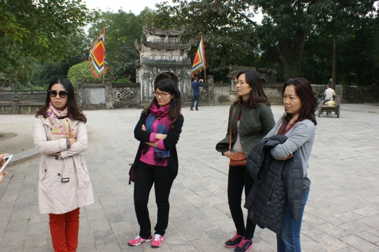 Thu Ha, Dam Thuy, Bich et Canh Linh, attentives aux explications historiques de Dang Thuy