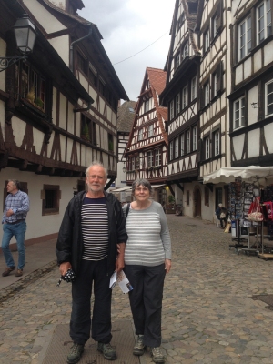 Jean et Marie-Ange devant les maisons à colombage à Strasbourg