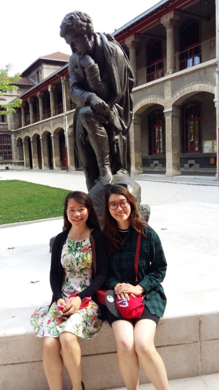 Lan et Huong, au pied de la statue de Jean-François Champollion