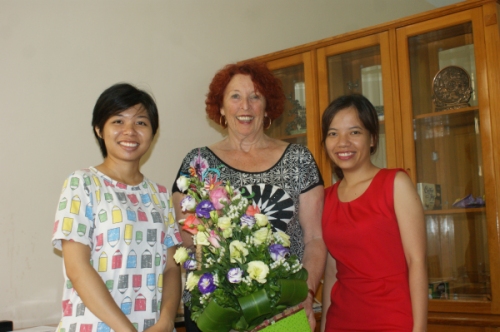 Anh Tu et Yen, samedi matin dans ma chambre-studio. Le bouquet d’accueil