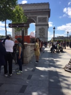 Huong - Huong devant l'Arc de Triomphe