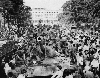 30 avril 1975. La foule entoure les chars du Vietcong