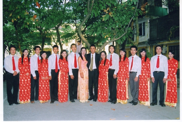 Sept demoiselles d’honneur et sept garçons d’honneur, au mariage de Thu Ha et Tiên