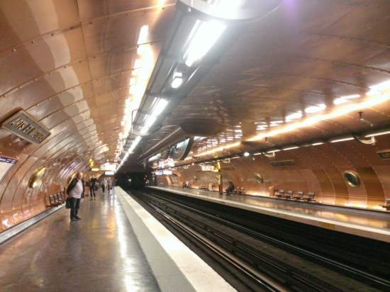 Une station de métro à Paris