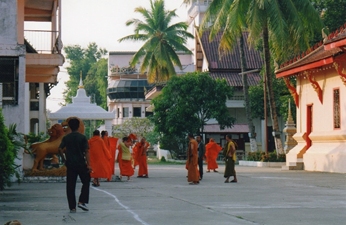 Laos - Animation dans la cour du Vat