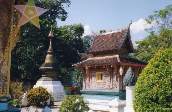 Laos - La chapelle rouge et stupa