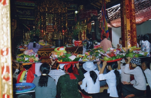 Nam-Dinh - Moment des offrandes dans le sanctuaire