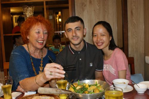 Un peu plus tard au restaurant de cha ca