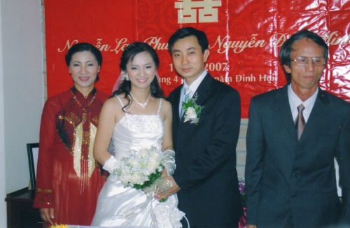 Les jeunes mariés entourés des parents de Lan Phuong
