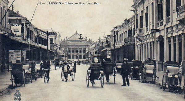Aujourd’hui rue Trang Tien avec l’Opéra à l’arrière-plan