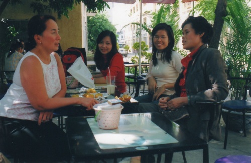 Brigitte en discussion avec Tinh, Hai et Kim, chez la Belle Crémière