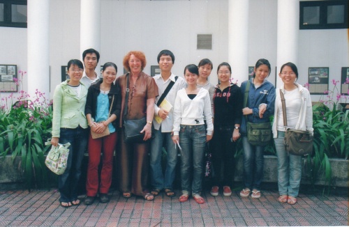 Canh Linh et ses étudiant.e .s au musée ethnographique