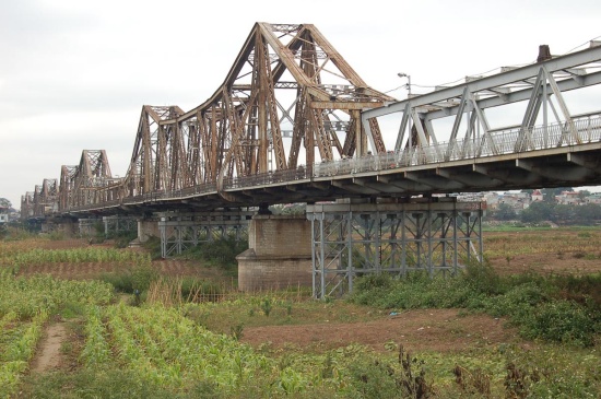 Le pont Paul Doumer à Hanoi, aujourd’hui pont Long Bien