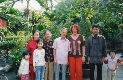 Les parents de Tuan, sa sœur et les trois enfants, dans leur jardin