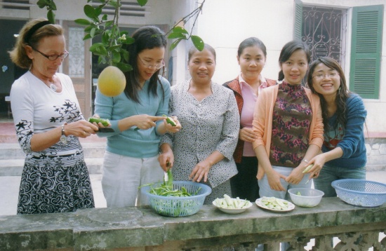 Reine, Chien, la belle-mère de Minh, Minh, Kim et Nga, sous les pamplemousses