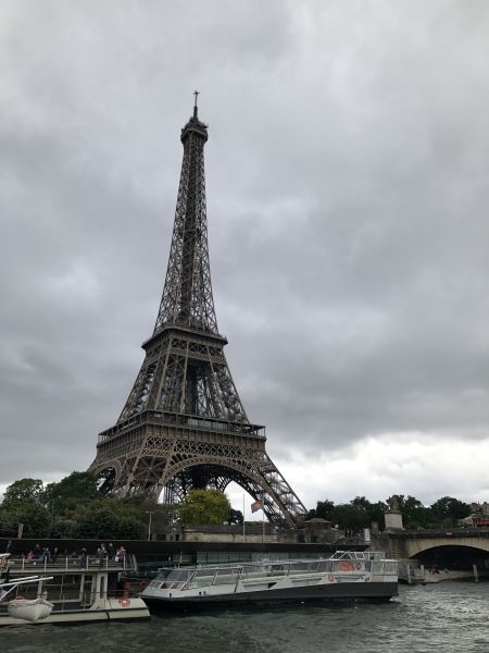 Bateau-mouche devant la Tour Eiffel