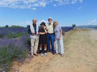 Avec Serge et Bernadette devant un champ de lavande