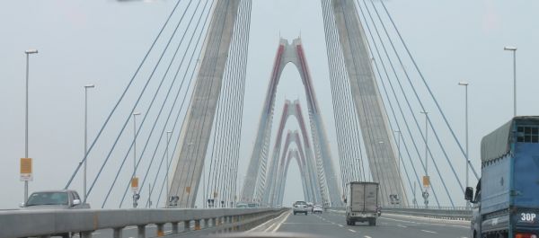 Le pont Nhât Tân au petit matin