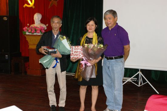 Remise des cadeaux : Viet, Thuong et le Doyen Vân