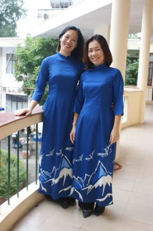 Bich et Canh Linh portant le nouvel ao dai