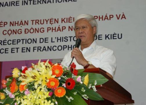 M. Hoang, traducteur du Kieu en russe parle brièvement et avec fougue