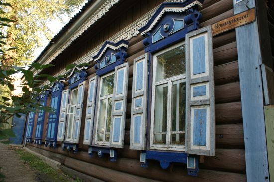 Maison en bois aux fenêtres ouvragées à Irkoutsk