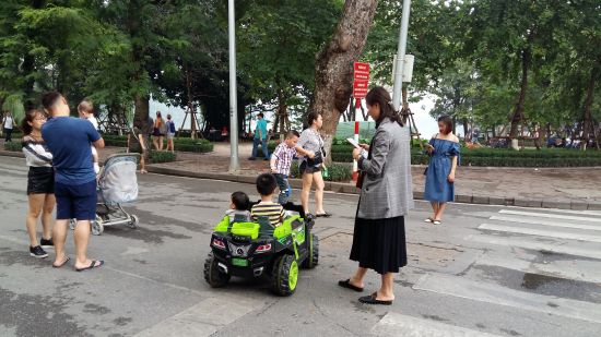 Des enfants font des tours de voitures