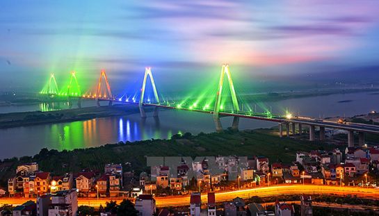 Le pont Nhât Tân la nuit, en allant à l’aéroport