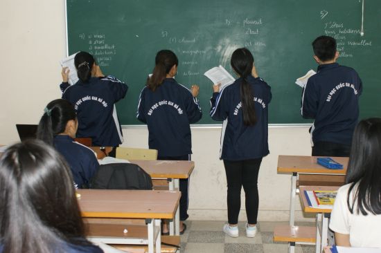 Trois étudiantes et un étudiant au tableau