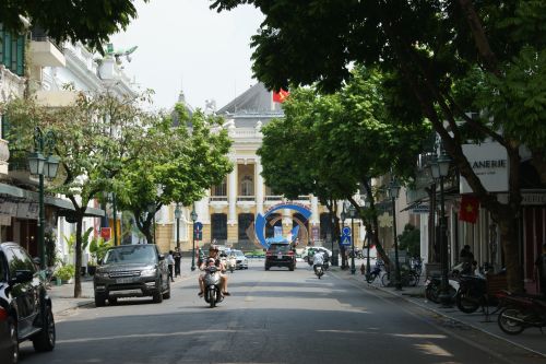 Carrefour de l’Opéra, avec une colombe suspendue au centre d’un cercle surmonté de la déclaration - Hanoi City for peace