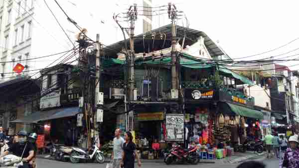 Hanoi, ses rues, ses magasins et …ses fils électriques !