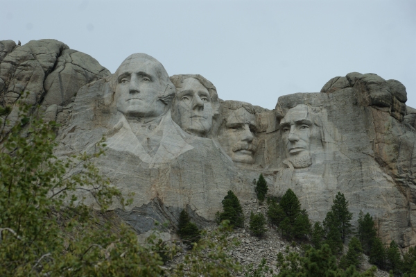 De gauche à droite, Washington, Jefferson, Théodore Roosevelt et Lincoln, quatre présidents ayant marqué l’histoire des États-Unis de 1770 à 1900. Monument sculpté entre 1927 et 1941 pour développer le tourisme dans la région, sur site sacré des « natives ».