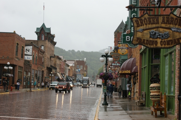 La rue principale de Deadwood sous la pluie