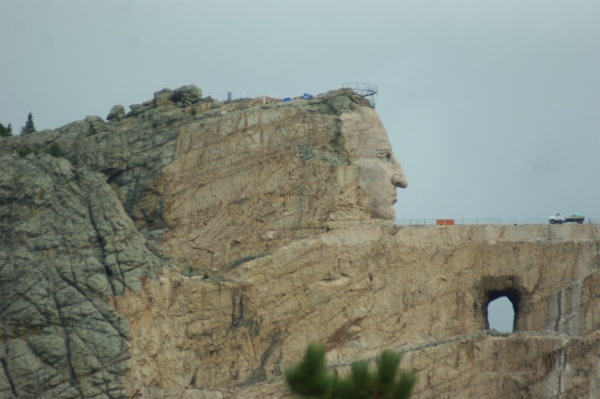 Sculpté dans une falaise à quelques km du Mont Rushmore, le Mémorial est dû à l’initiative de Korczak Ziolkowski, aidé du chef indien Henry Standing Bear, en hommage aux « natives ». Commencé en 1948 sans fonds publics, seul le visage de Crazy Horse est achevé