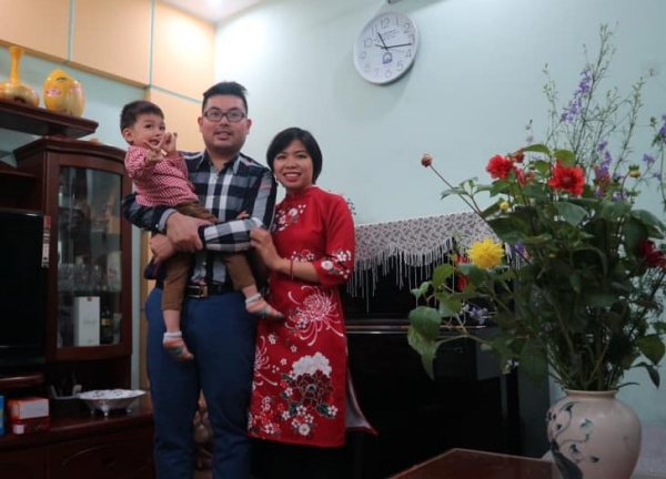 Anh-Tu-son-fils-et-son-mari-le-soir-du-reveillon