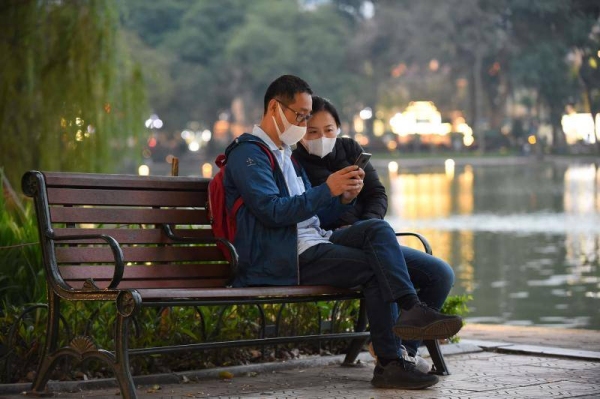 Au bord du lac Hoan Kiem, les premiers masques font leur apparition