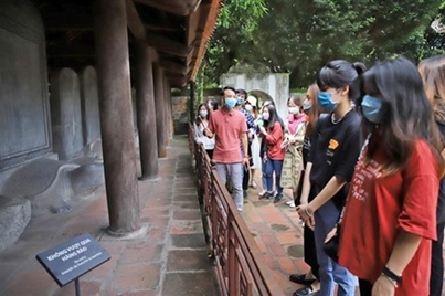 De jeunes « touristes » au Temple de la Littérature à Hanoï. 