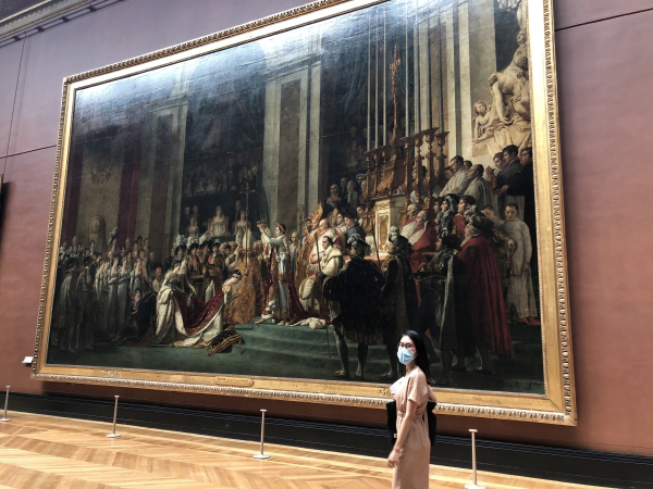 Au musée du Louvre sans les touristes étrangers. Des conditions de visite étonnantes, sans affluence. Le Sacre de Napoléon par David