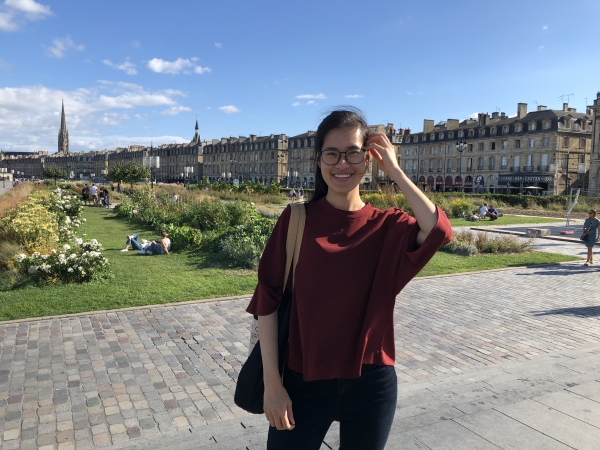 Bordeaux : Place de la Bourse et ses  immeubles donnant sur la Garonne