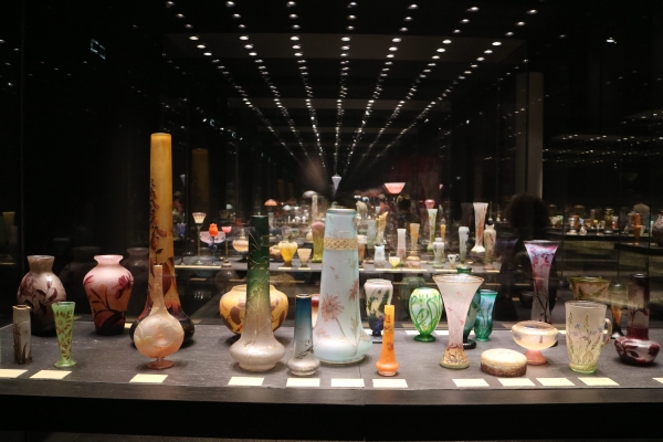 Phuong a adoré le musée des Beaux-Arts à Nancy, sobre et moderne. Elle n’avait jamais vu d'aussi belles verreries qu'ici. Sur la photo, vases de la manufacture de Daum (fin 19ème s.)