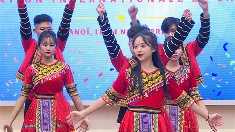 Après les discours, le spectacle : danses et musique traditionnelle