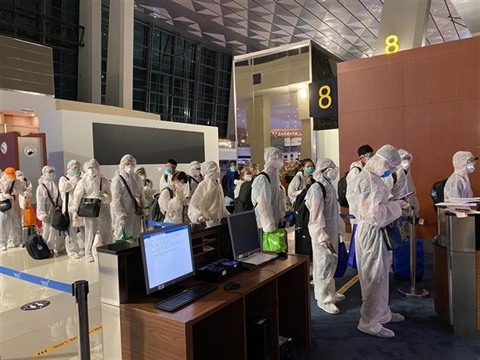 La queue pour les procédures d'enregistrement avant de monter à bord de l'avion