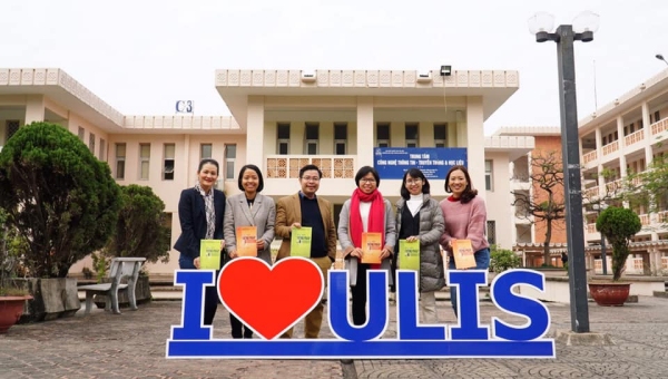 Remise des ouvrages au directeur de la bibliothèque universitaire  Photo-souvenir devant le Département de français De gauche à droite, Dang Thuy vice-doyenne, Thuy Linh, Anh Tu (Préfassienne 2014), Phuong (Préfassienne n°2 venue à Dijon en 1998) et Bich