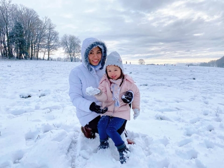 Sourires de Thanh Thuy et sa fille depuis la Belgique enneigée